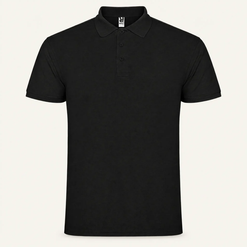 Tricou polo negru pe fundal crem