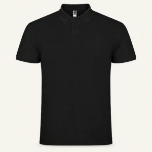 Tricou polo negru pe fundal crem